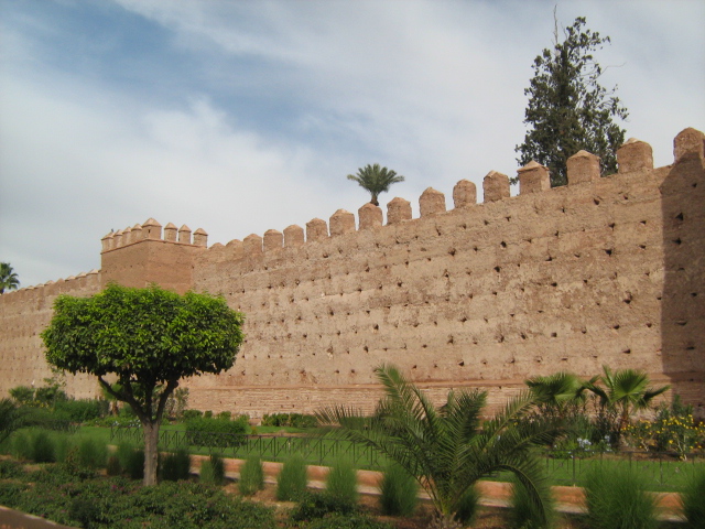 Rond de oude stad van Marrakesh staat een kilometerslange muur.